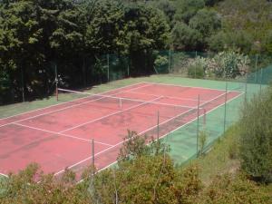 einen Tennisplatz mit einem Netz darüber in der Unterkunft Auberge Ferayola in Galeria