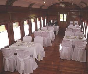 una stanza con tavoli bianchi e sedie bianche di El Viejo Vagon 1908 a San Rafael