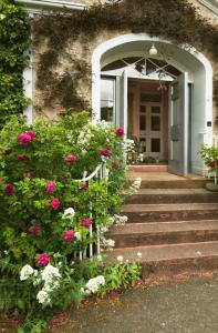 Kirkpatrick DurhamにあるChipperkyle Country House B&Bのピンクと白の花の入り口