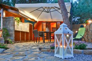een patio met een tafel en een parasol bij Campeggio Sanfilippo in Cefalù