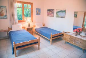 1 dormitorio con 2 camas y vestidor en Demetra, en Mitikas
