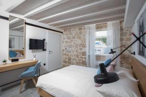 een slaapkamer met een bed met een lamp erop bij Bova Luxury Rooms in Dubrovnik