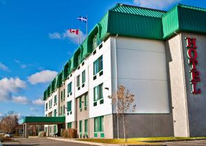 a hotel with a green and white building at Repotel Henri IV Québec in Quebec City