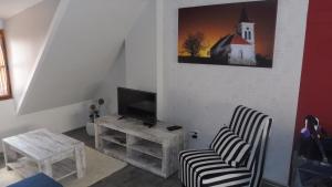 salon z telewizorem i stołem z krzesłami w obiekcie Penzion U Žabáka w mieście Mikulov