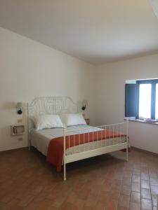 1 dormitorio con cama y ventana en Appartamenti Il Criollo en San Gimignano