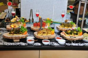 un buffet con muchos tipos diferentes de comida en una mesa en Side Lilyum Hotel & Spa, en Side