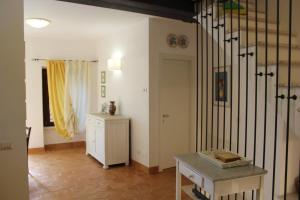 sala de estar con mesa y puerta en Appartamento Archetto, en Orvieto