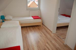 mały pokój z 2 łóżkami i oknem w obiekcie Dom nad morzem Sosenka w mieście Mielenko