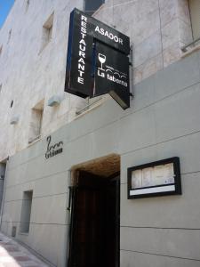 un cartel en el costado de un edificio en Hotel Gema, en Almadén