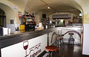 un bar con taburetes y un mostrador en un restaurante en Hotel Gema, en Almadén 14 fotos más
