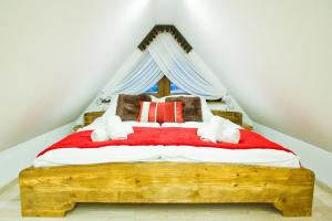 Un pat sau paturi într-o cameră la Willa Galówka