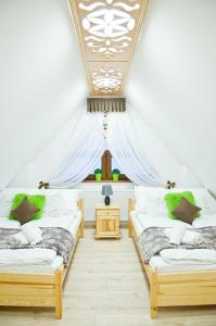 Un pat sau paturi într-o cameră la Willa Galówka
