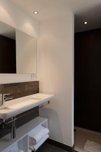 un bagno con lavandino e specchio di Résidence Hôtelière Alcyon a Porto Vecchio Altre 26 foto