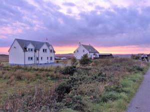 due case bianche in un campo al tramonto di Dha Urlar a Bowmore