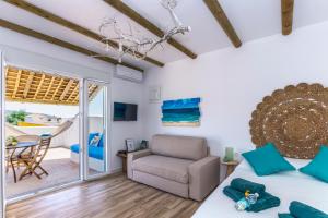 Habitación con cama, silla y mesa. en Ático Junto al Mar en Los Caños de Meca