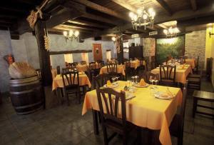 une salle à manger avec des tables et des chaises dans un restaurant dans l'établissement Casa Rural Bentazar, à Elosu