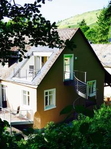 een huis met balkons aan de zijkant bij Scherfsmühle am Mühlbach in Waldrach