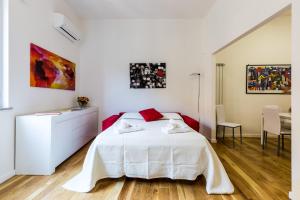 - une chambre avec un lit blanc et une table dans l'établissement B&B Albatros Centro Storico Palermo, à Palerme