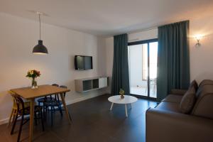 een woonkamer met een bank en een tafel bij Résidence Hôtelière Alcyon in Porto-Vecchio