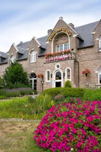 a brick building with flowers in front of it at Hotel Prins van Oranje in Diest