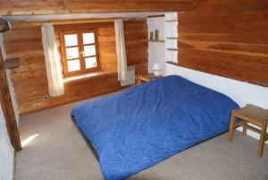 サン・ヴェランにあるle berger gourmandのベッドルーム(青いベッド1台、窓付)