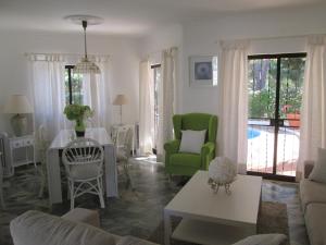 a living room with a couch and a table at Casa Vila Verde in Quarteira