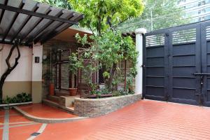 czarne drzwi garażowe na domu z roślinami w obiekcie New Manila Suites w mieście Manila