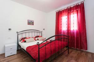 Postel nebo postele na pokoji v ubytování Apartmani Jukic + 37 fotografií