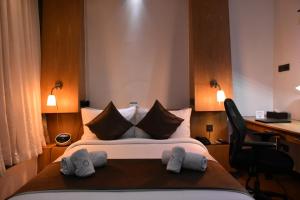 Łóżko lub łóżka w pokoju w obiekcie La Maison Royale