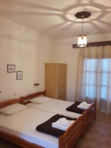 1 dormitorio con 2 camas y techo en Panorama, en Kallithea Halkidikis