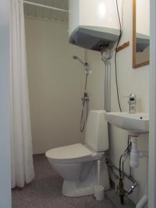 a bathroom with a toilet and a sink at Olsnäsgården in Siljansnäs