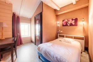 En eller flere senge i et værelse på Logis Domaine du Prieuré