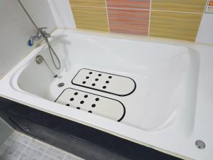 eine Badewanne mit einer schwarz-weißen Badewanne in der Unterkunft Sky Motel in Gwangju
