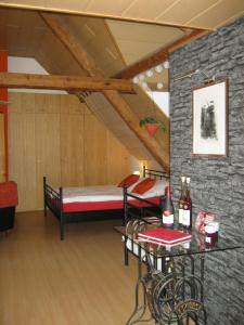 Habitación con cama y mesa con botellas de vino en Apartment Mosel-Götterlay, en Bruttig-Fankel