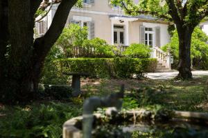 une maison avec une fontaine devant elle dans l'établissement La Maison d'Amédée, à Montségur-sur-Lauzon