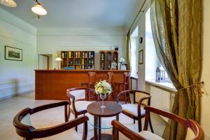 - une salle à manger avec une table et des chaises dans l'établissement Biały Pałac Palczew, à Palczew