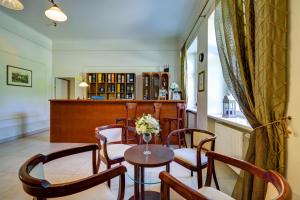 a dining room with a table and chairs at Biały Pałac Palczew in Palczew