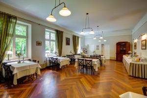 - un restaurant avec des tables et des chaises dans une salle dans l'établissement Biały Pałac Palczew, à Palczew