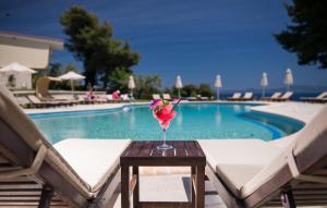 Bazén v ubytování Alkion Hotel nebo v jeho okolí