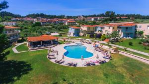 Bazén v ubytování Alkion Hotel nebo v jeho okolí