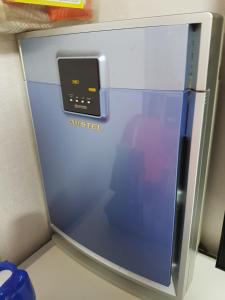 einem Kühlschrank mit Lufterfrischer und offener Tür in der Unterkunft Sky Motel in Gwangju
