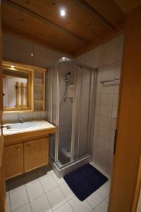 y baño con ducha y lavamanos. en Landhaus Christophorus, en Leogang