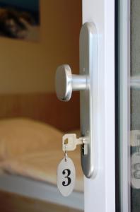 a key tag hanging from a door knob at Pension Am Ziegelwall in Bautzen