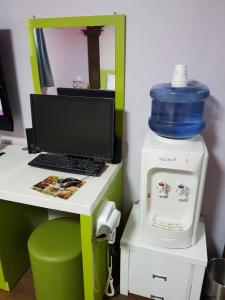 TV a/nebo společenská místnost v ubytování Sky Motel