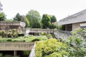 un edificio con un giardino sul lato di Foch triomphe a Parigi