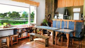冬山鄉的住宿－米修 B&B，一间带桌子和窗户的用餐室