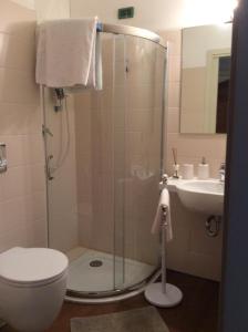 W łazience znajduje się prysznic, toaleta i umywalka. w obiekcie La Meiro w mieście Castelmagno