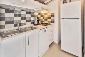 Kuchyň nebo kuchyňský kout v ubytování Kasinn Apart Hotel