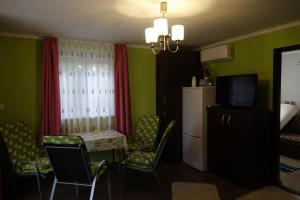 Televízia a/alebo spoločenská miestnosť v ubytovaní Mesteri Apartman