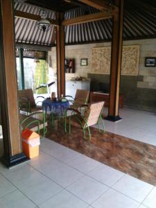 een kamer met een tafel en stoelen en een keuken bij Rakai Garung in Yogyakarta